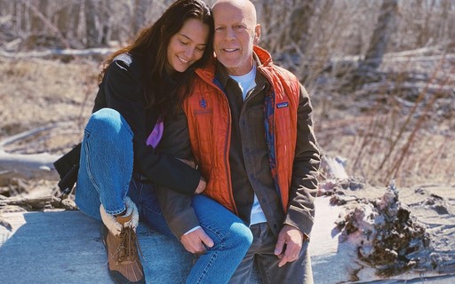 Bruce Willis aparece em passeio com a mulher após diagnóstico de Afasia
