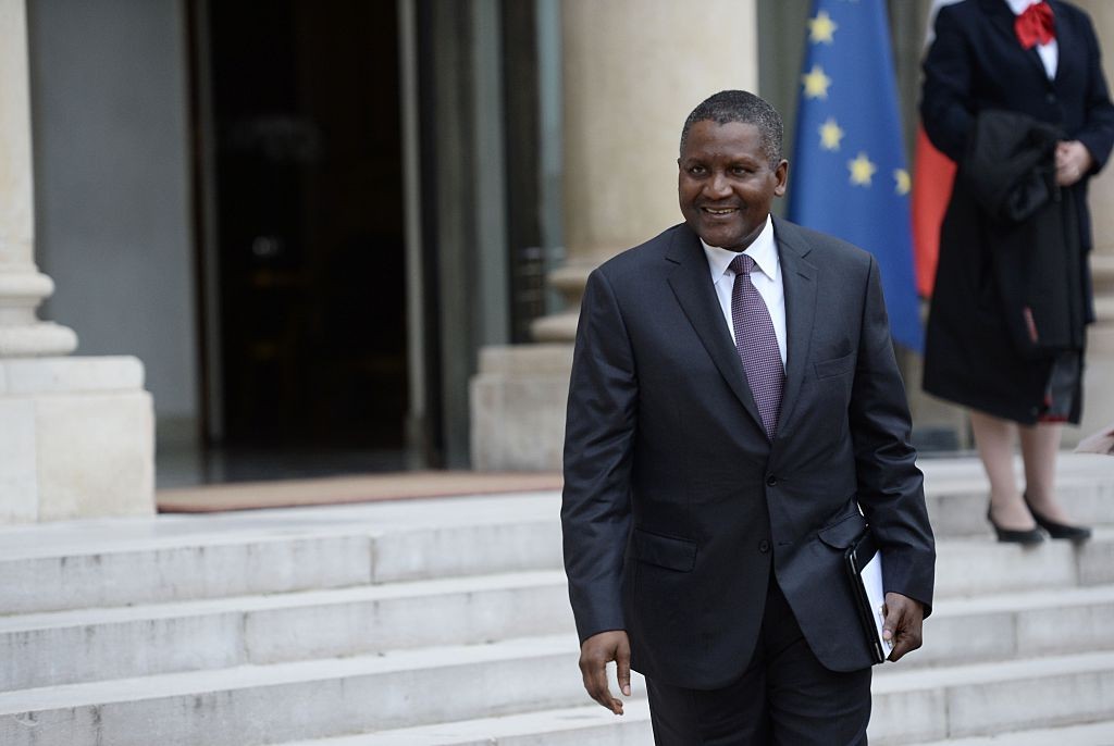 Nigerian businessman and Africa's richest man Aliko Dangote leaves the Elysee presidential Palace following a meeting between French President and French and African businessmen on October 7, 2016 at  in Paris. / AFP / STEPHANE DE SAKUTIN        (Photo cr (Foto: AFP via Getty Images)