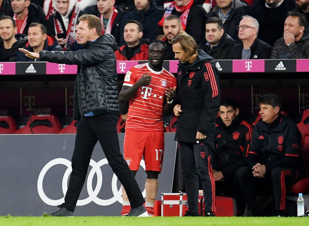 Man&eacute; sentiu dores e foi substitu&iacute;do &mdash; Foto: REUTERS
