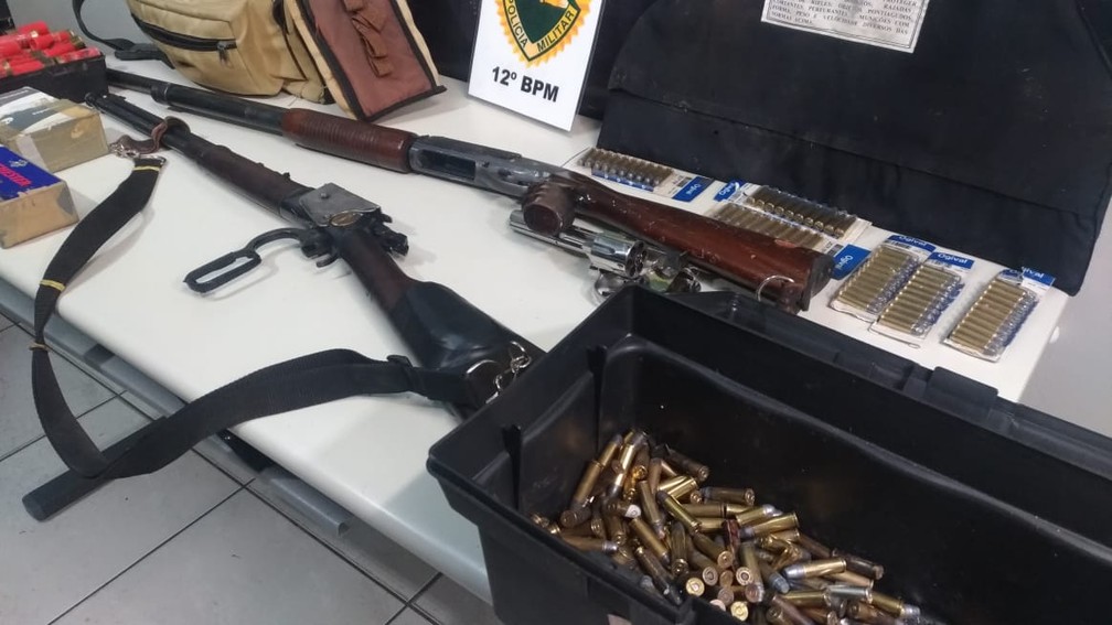 Policiais encontraram três armas e várias cápsulas de munição dentro da casa do homem, em Curitiba. — Foto: Tony Mattoso/RPC
