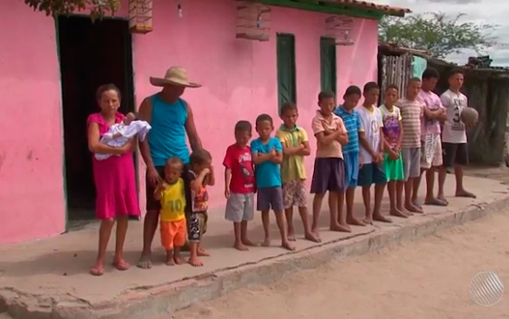 Irineu e a mulher moram em ConceiÃ§Ã£o do CoitÃ©, na Bahia â€” Foto: ReproduÃ§Ã£o/ TV SubaÃ©