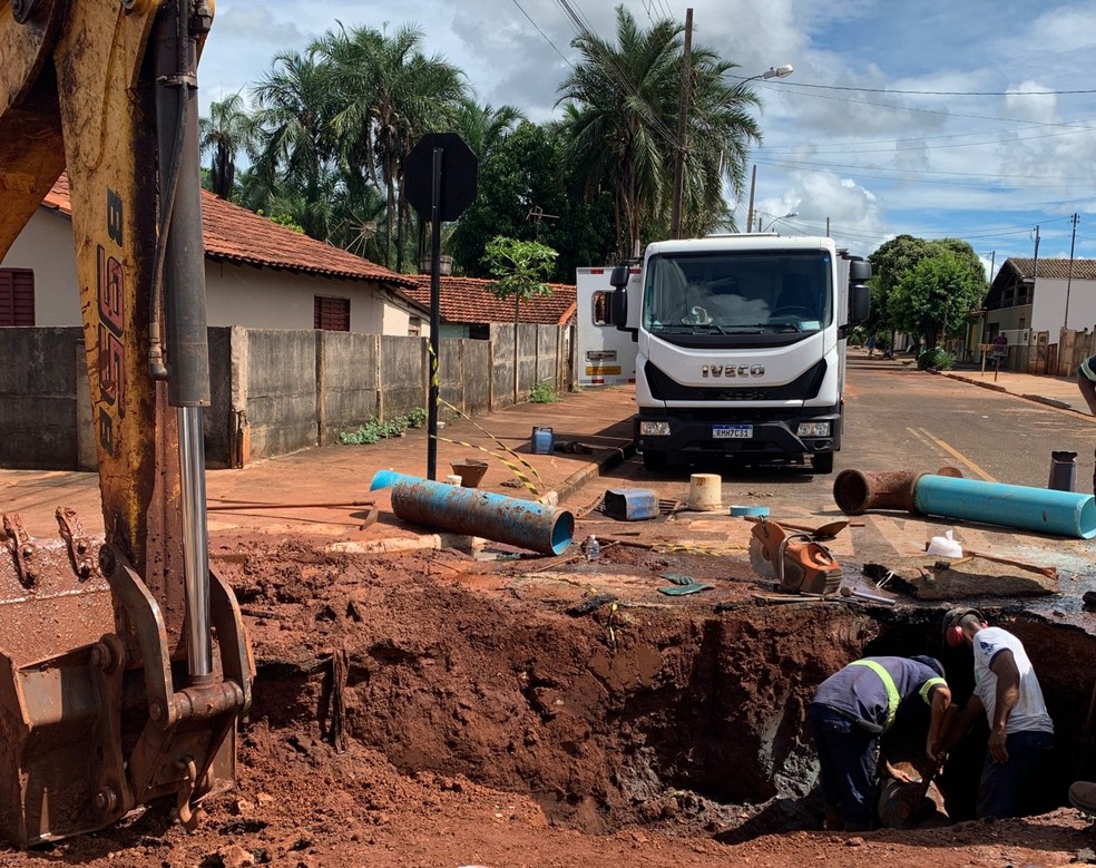 Funcionários da SAE já trabalham para reparar a adutora que se rompeu em Ituiutaba — Foto: SAE/Divulgação