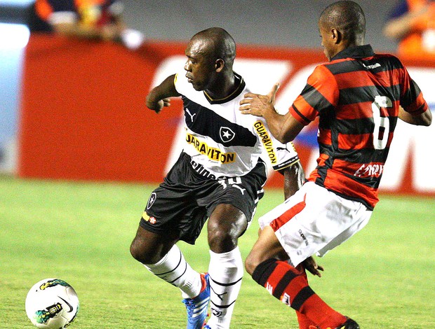 Seedorf na partida do Botafogo contra o Atlético-GO (Foto: Carlos Costa / Futura Press)