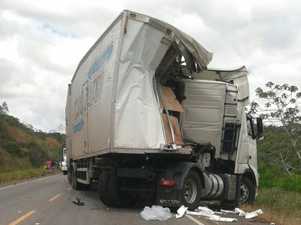 Acidente entre carro e carretas na BR-101, na Bahia (Foto: Fábio santos/ A Voz da Bahia)