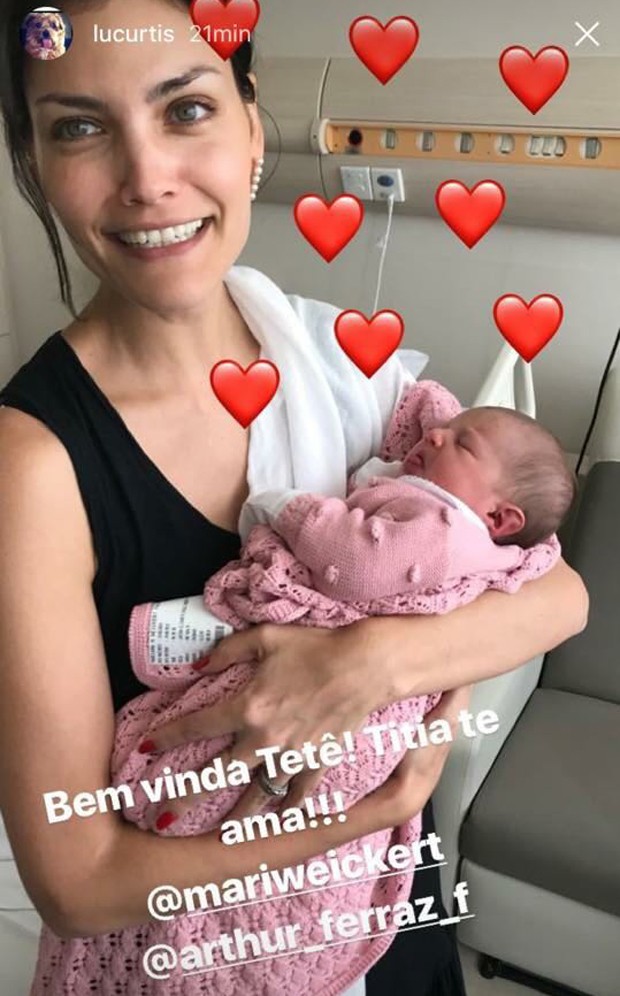 A modelo Luciana Curtis com Thereza, filha de Mariana Weickert no colo (Foto: Reprodução/Instagram)