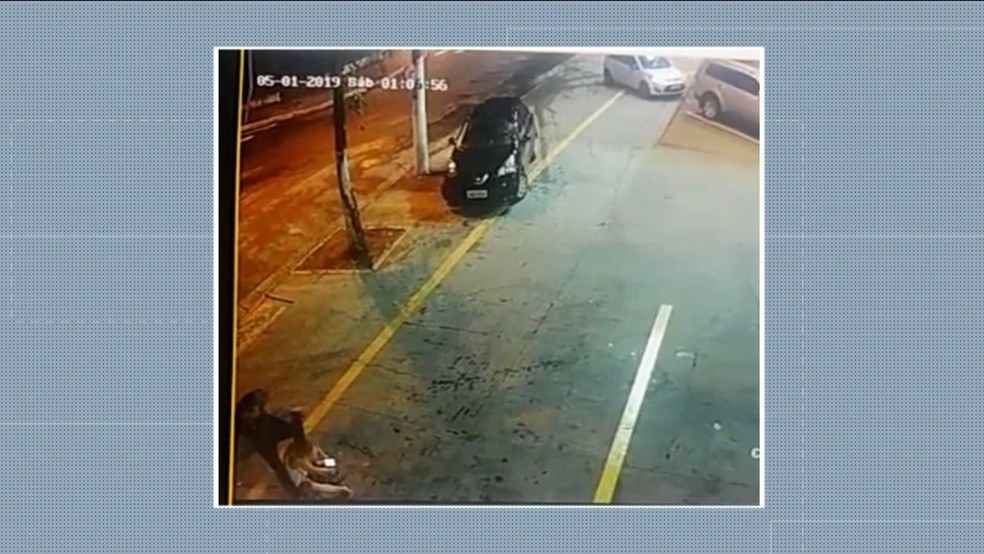 Mulher foi agredida por marido em posto de combustíveis na Zona Norte de SP — Foto: Reprodução/TV Globo