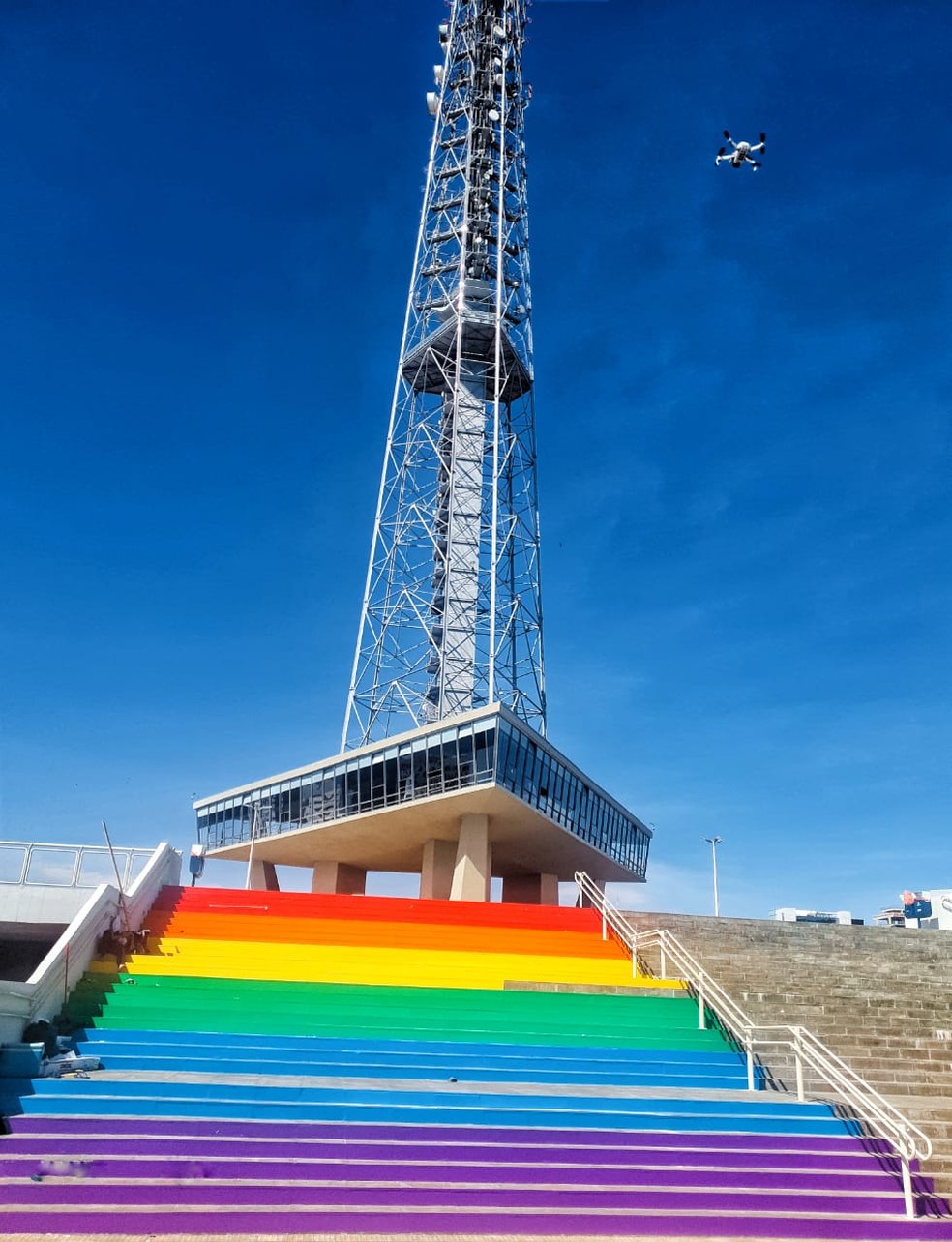 Torre de TV ganhou adesivos coloridos para celebrar mês o Orgulho LGBT — Foto: Igor Albuquerque / Brasilia Orgulho