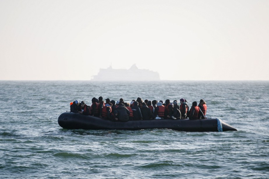Foto de arquivo mostra migrantes esperando por ajuda do navio Abeille Languedoc depois que o gerador de seu barco quebrou em águas francesas, enquanto tentavam atravessar ilegalmente o Canal da Mancha