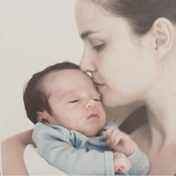 Carolina com a filha no colo, ainda bebê (Foto: Reprodução - Instagram)