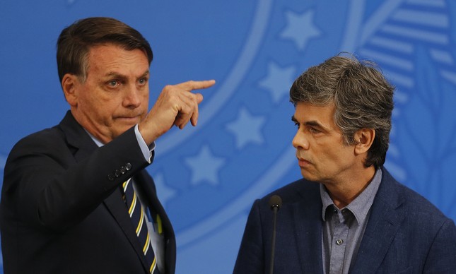 O presidente Jair Bolsonaro apresenta o novo ministro da Saúde, Nelson Teich