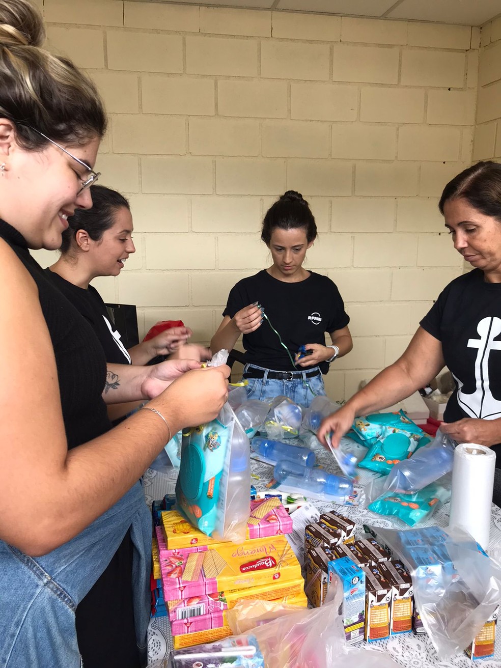 Voluntários se mobilizaram para recolher donativos para vítimas da chuva que atingiu Petrópolis — Foto: Divulgação