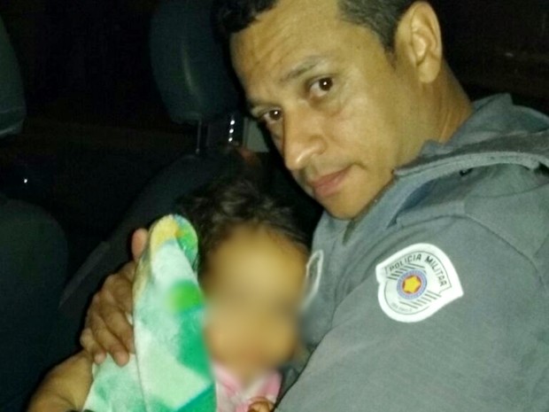 Policiais encontraram criança sozinha em bairro de Tatuí (Foto: Divulgação/Polícia Militar)