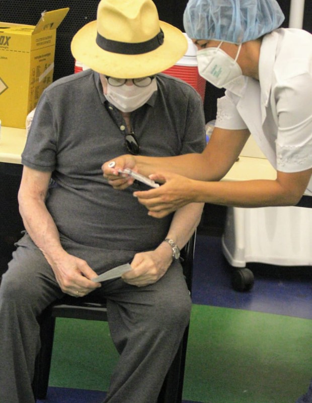Renato Machado toma vacina contra Covid-19 (Foto: Daniel Delmiro/AgNews)