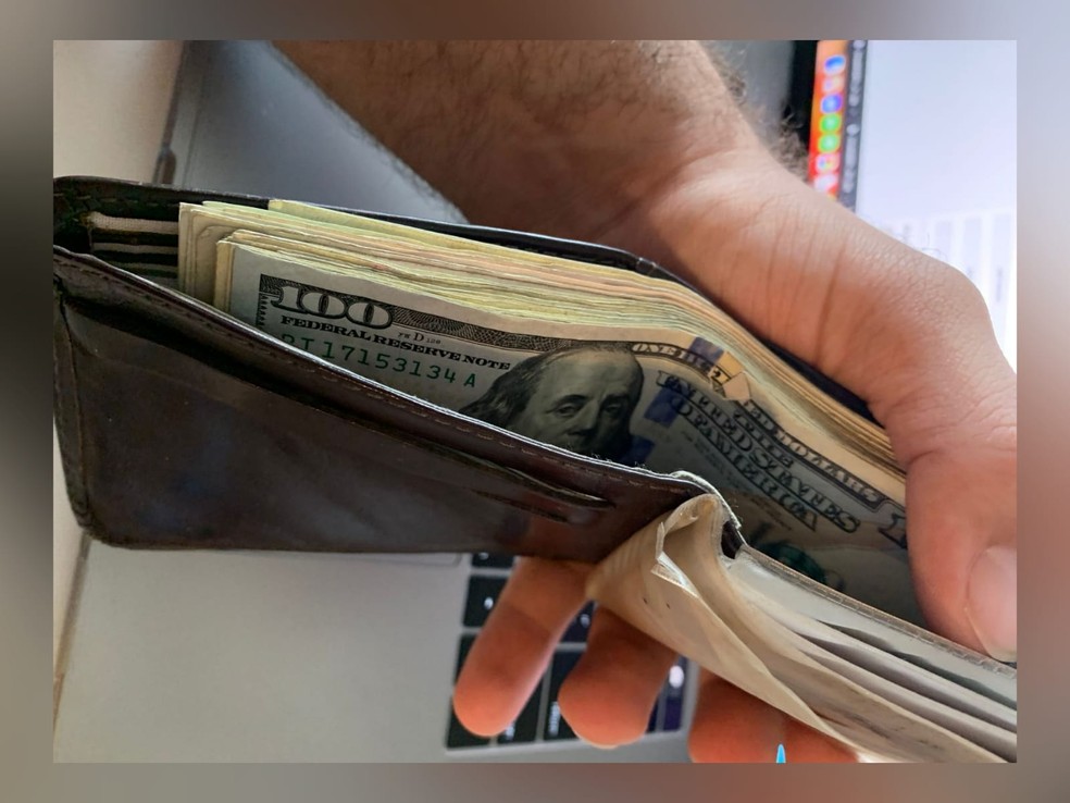 Carteira perdida por cearense tinha documentos e 558 dólares, cerca de R$ 3.186. — Foto: Arquivo pessoal