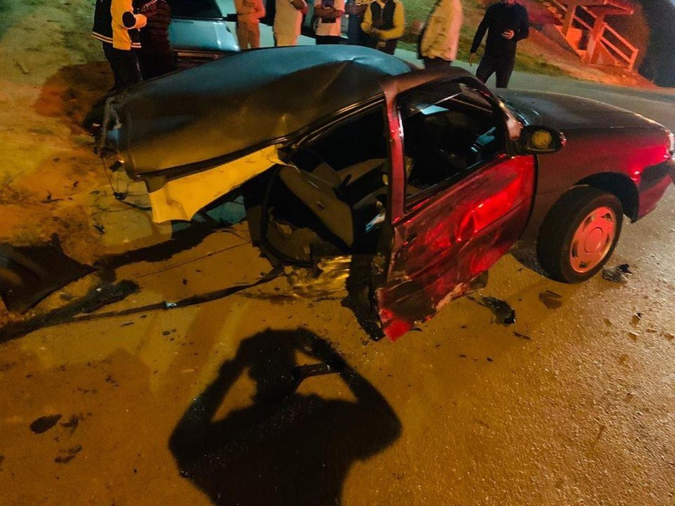 Carro ficou partido ao meio em colis&atilde;o em Itatiba &mdash; Foto: Arquivo pessoal