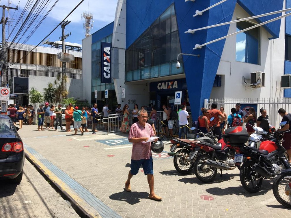 Algumas pessoas queriam tirar d&uacute;vidas sobre aux&iacute;lio emergencial &mdash; Foto: Quezia Oliveira/Inter TV Cabugi