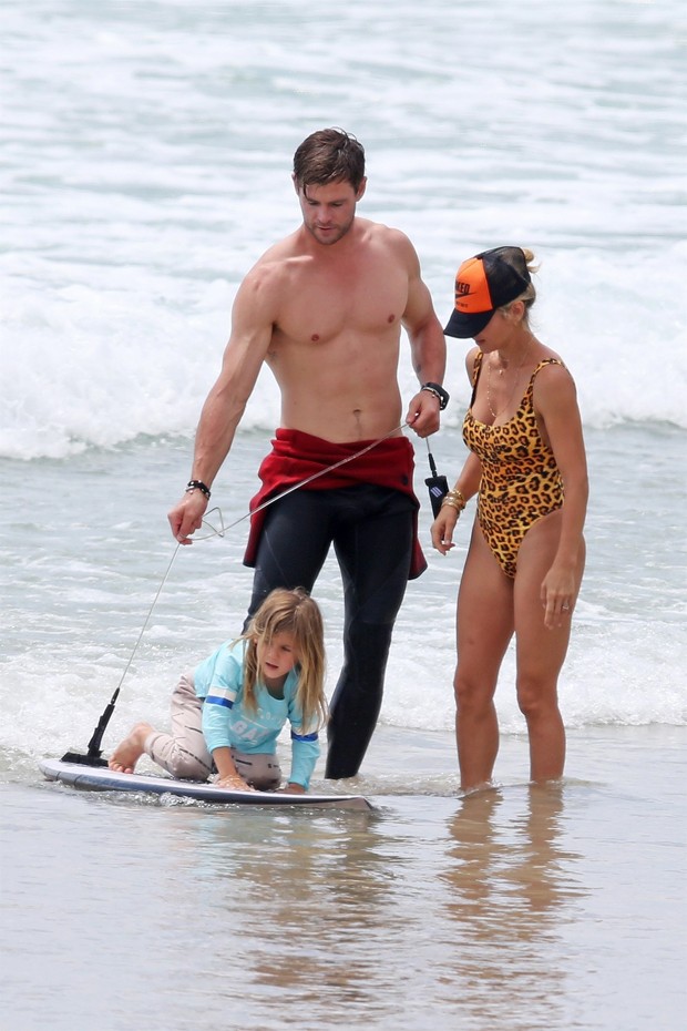 Chris Hemsworth troca beijos com a mulher em dia de praia na Austrália -  Quem | QUEM News