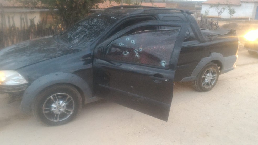 Marcas de tiros no carro onde estava o casal assassinado no Oeste potiguar. — Foto: Cedida