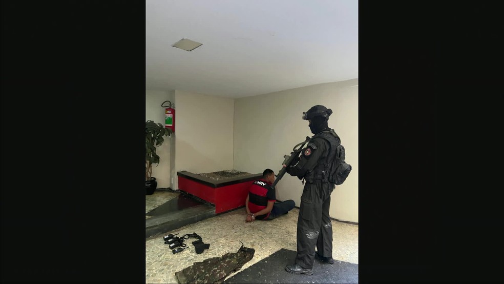 Sequestrador, identificado como Renan Fortunado do Couto, foi preso após se render aos policiais — Foto: Reprodução