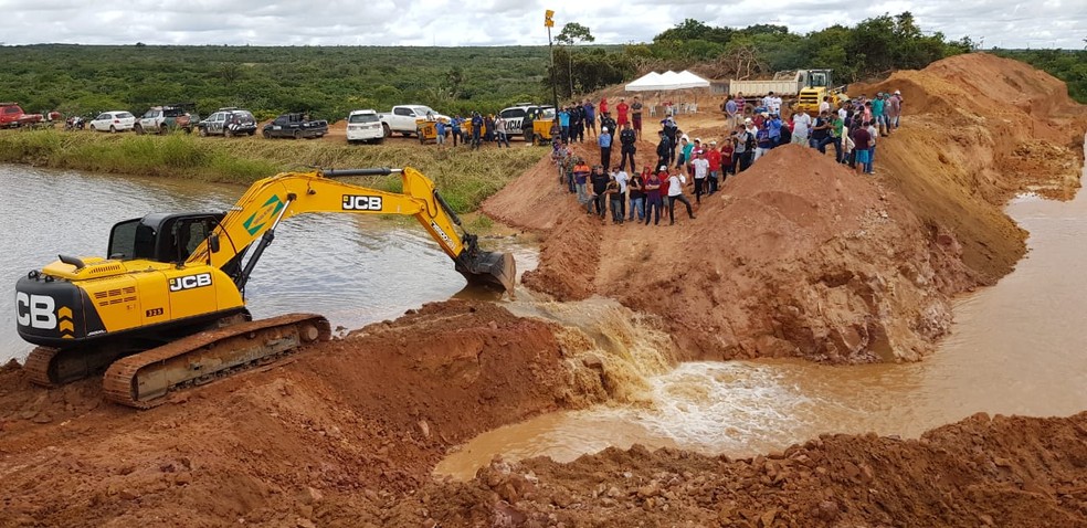 Novo sangradouro é aberto na barragem Granjeiros para evitar rompimento da estrutura — Foto: Natinho Rodrigues/ Diário do Nordeste