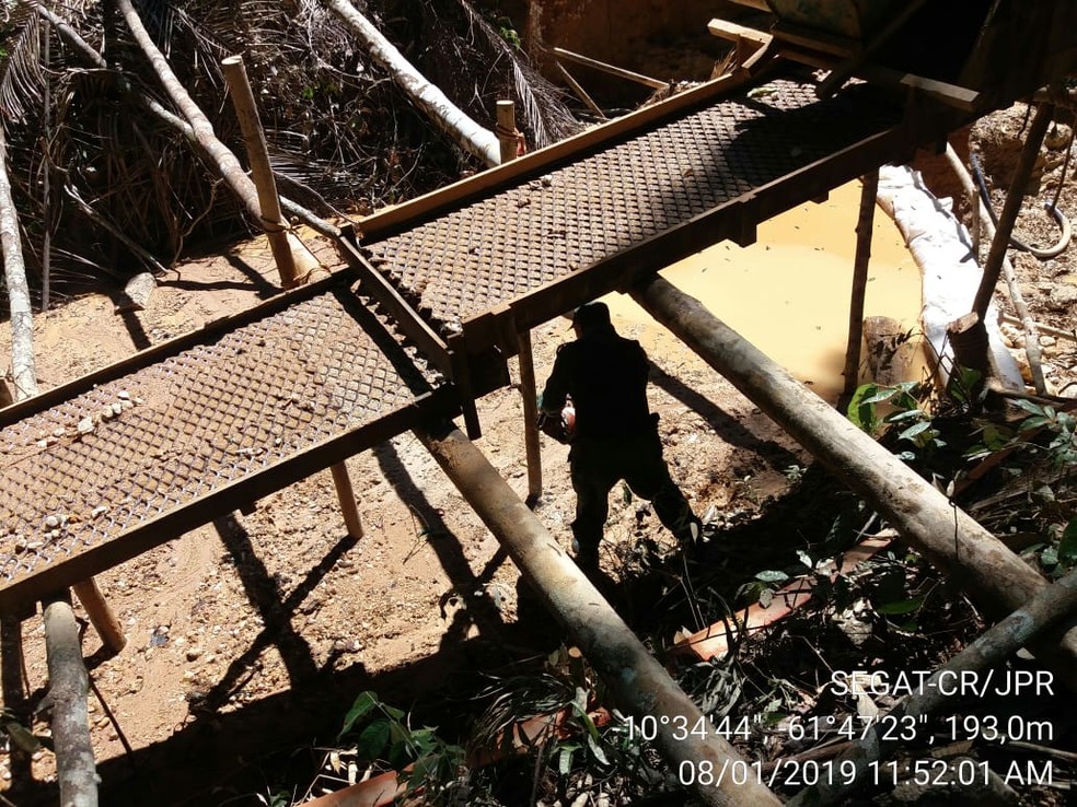 Garimpo jÃ¡ tinha vÃ¡rios equipamentos instalados â€” Foto: PMA/DivulgaÃ§Ã£o