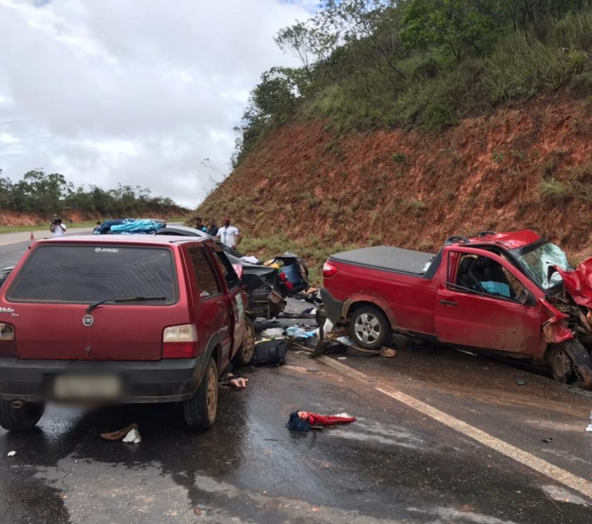 Acidente com três veículos deixa mortos na BR-365, em Montes Claros