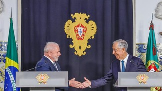 Presidente Lula cumprimenta o presidente de Portugal, Marcelo Rebelo de Sousa, durante pronunciamento conjunto, em Lisboa — Foto: Ricardo Stuckert/PR