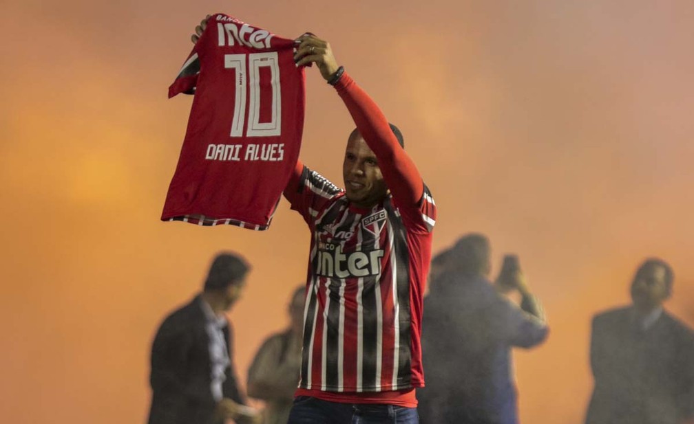 Luis Fabiano na apresentaÃ§Ã£o de Daniel Alves â€” Foto: Miguel Schincariol / saopaulofc.net