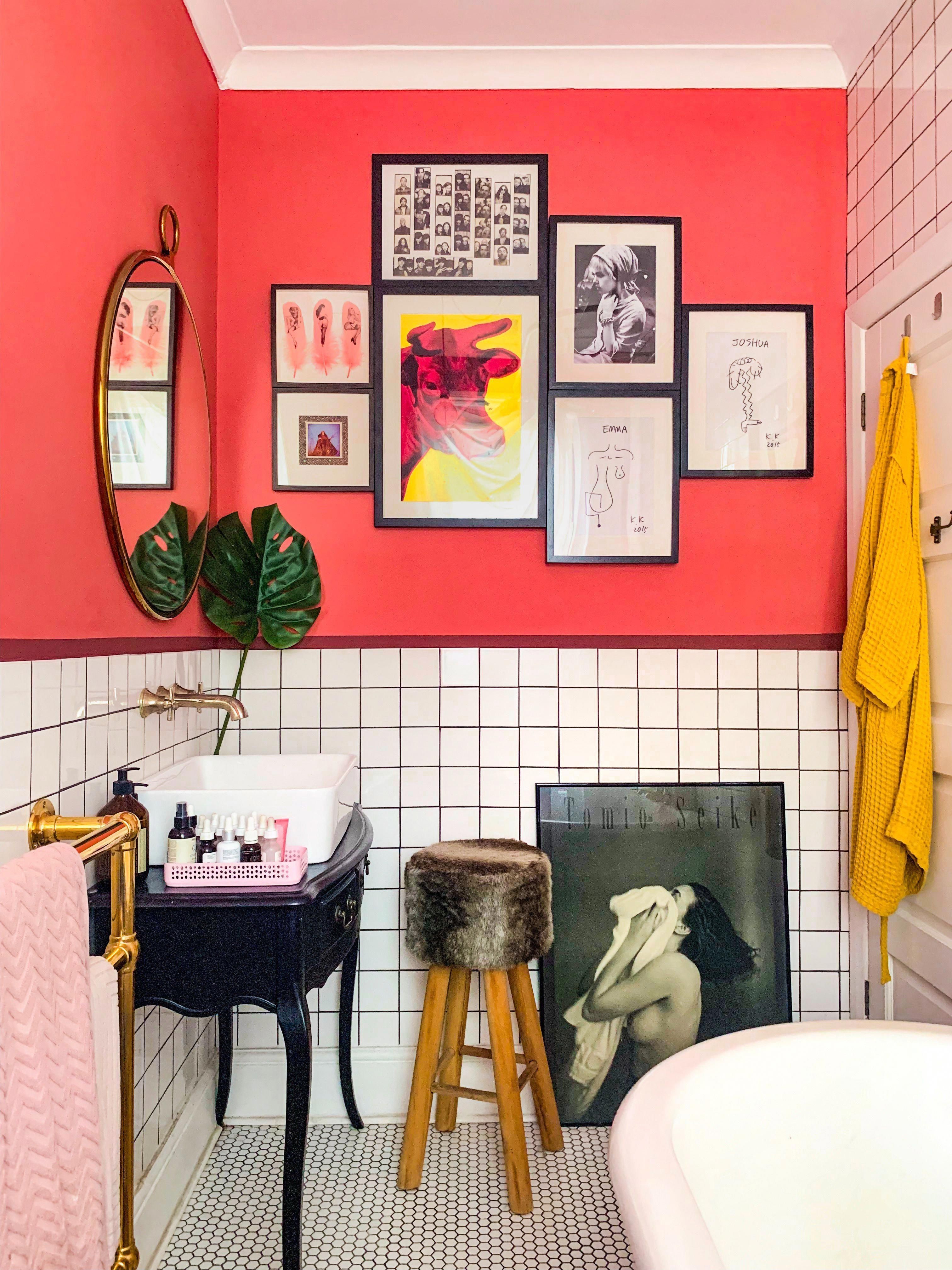 Décor do dia: banheiro com quadros e meia parede pintada  (Foto: Reprodução)