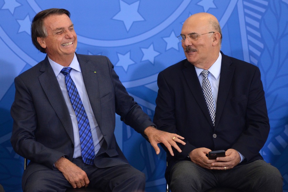 Ministro da Educação, Milton Ribeiro, ao lado do presidente Jair Bolsonaro em cerimônia realizada no Palácio do Planalto, em Brasília.  — Foto: Claúdio Reis/Estadão Conteúdo