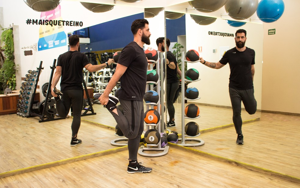 Exemplo de como fazer o exercÃ­cio â€” Foto: DivulgaÃ§Ã£o