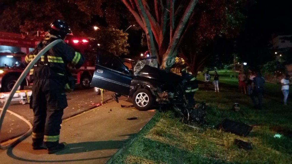 Vítima ficou presa nas ferragens — Foto: Cedida/Polícia Militar