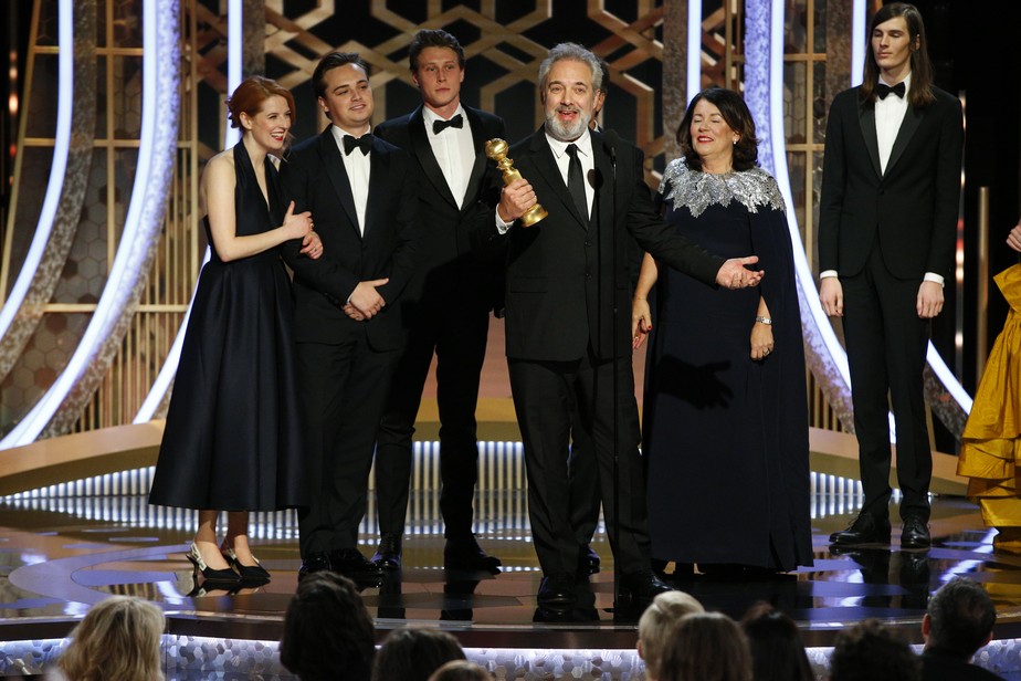 Sam Mendes discursa ao ganhar o Globo de Ouro de Melhor Filme de Drama por '1917' em 2020; no mesmo ano, 'Parasita' foi o grande vencedor do Oscar