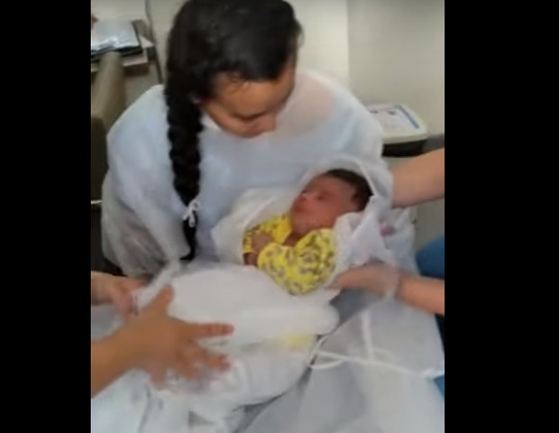 Jessica reencontrou filho após 30 dias na UTI (Foto: Reprodução Youtube)