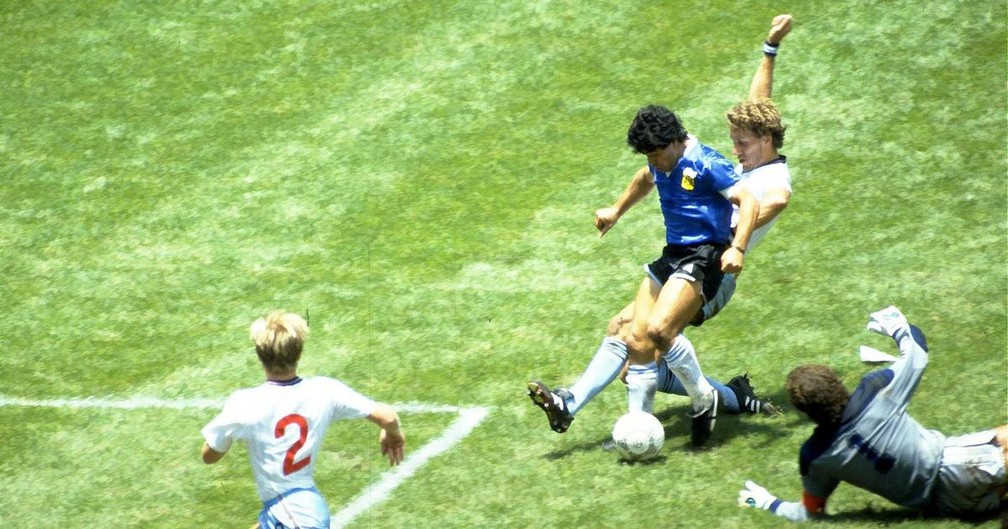 O golaço de Maradona contra a Inglaterra em 1986 foi eleito pela Fifa em 2002 como o mais bonito da histórias dos Mundiais — Foto: Reuters