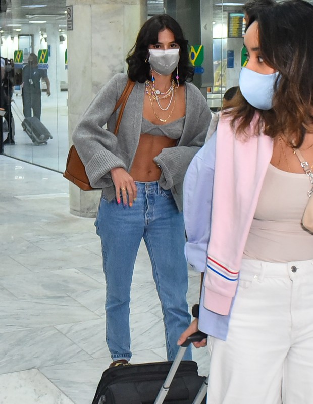 Bruna Marquezine desembarca em aeroporto (Foto: Marcelo Sá Barretto/AgNews)