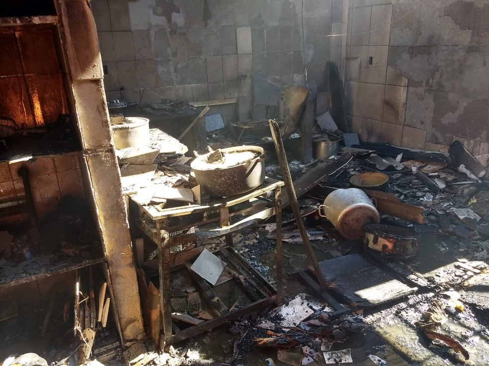 Utensílios de cozinha foram atingidos pelas chamas — Foto: Corpo de Bombeiros/Divulgação