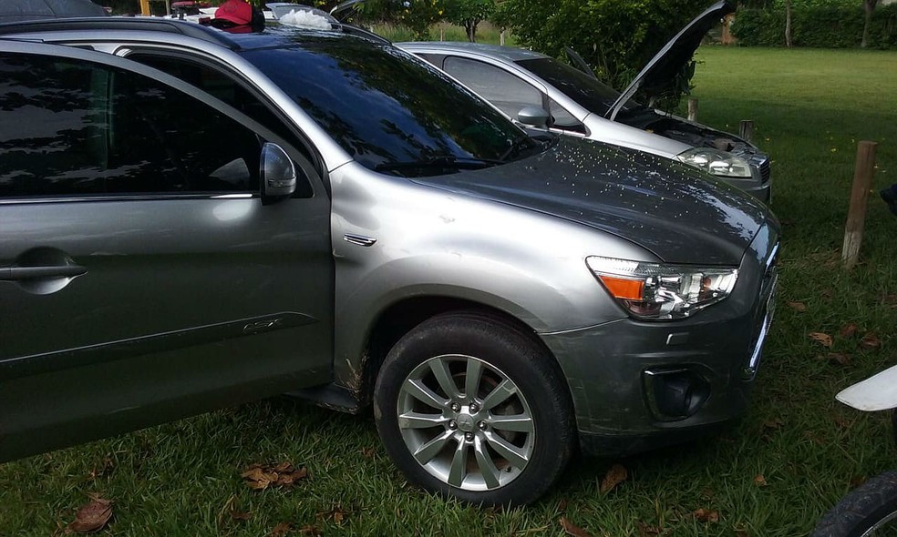 PM apreendeu dois carros clonados em sítio de Leopoldina — Foto: Polícia Militar/Divulgação