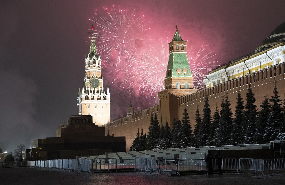 Fogos de artifício marcam a chegada de 2021 em Moscou, Rússia — Foto: Pavel Golovkin, Denis Tyrin/AP