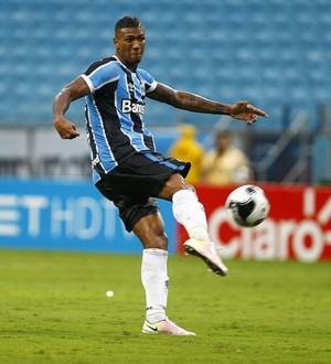 Walace acerta bomba de longe e é dono do gol mais bonito da 14ª rodada