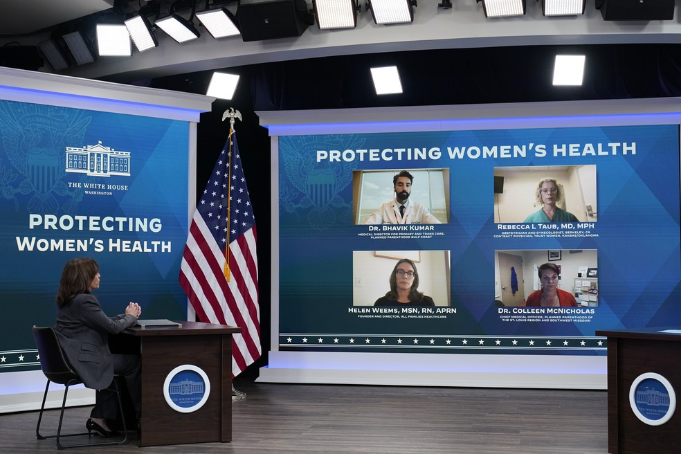 A vice-presidente dos EUA, Kamala Harris, fala durante encontro virtual com representantes de clinicas de aborto — Foto: Susan Walsh/AP