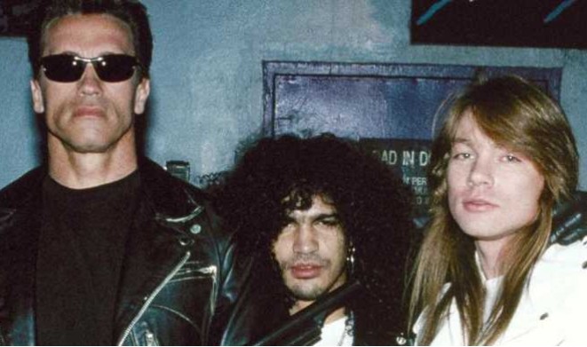 O ator Arnold Schwarzenegger com Slash e Axl Rose, do Guns N Roses, nos batidores de O Exterminador do Futuro 2: O Julgamento Final (1991) (Foto: Reprodução)