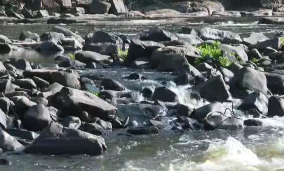 Com menor vazão desde 2015, Rio Piracicaba tem pedras aparente — Foto: Reprodução/EPTV