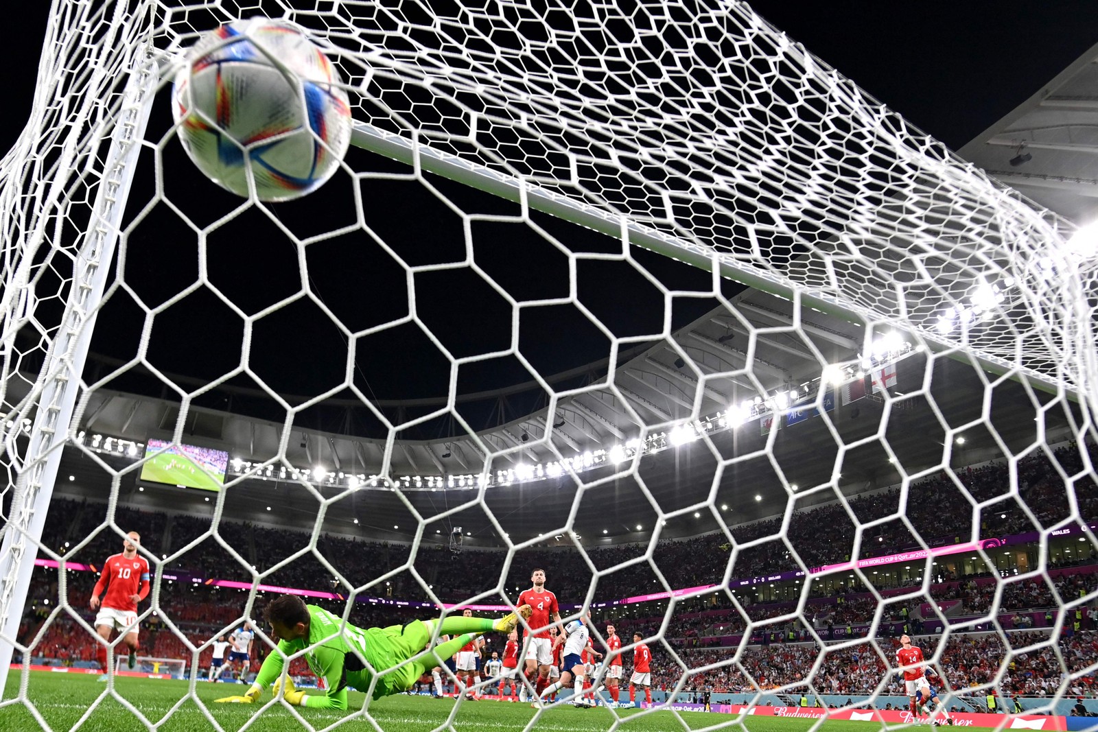 O goleiro do País de Gales, Danny Ward, sofre gol do atacante inglês Marcus Rashford  — Foto: Paul ELLIS / AFP