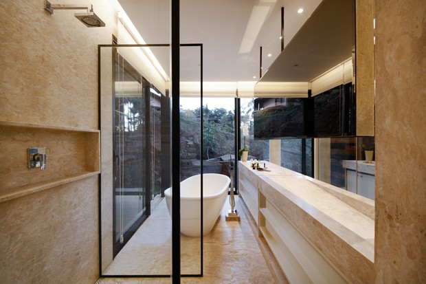 Arcos, vidro e décor minimalista dão forma a esta casa de 370 m² (Foto: Marcus Camargo )