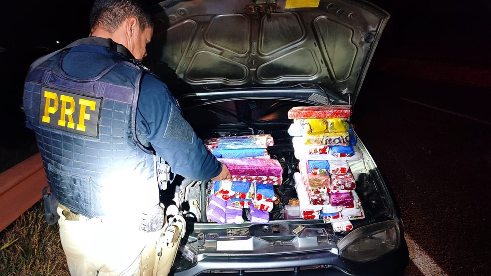 Drogas estavam no painel do carro, segundo a polícia — Foto: PRF