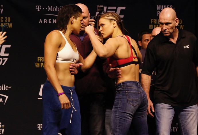 Encarada Ronda x Amanda Pesagem UFC 207 (Foto: Evelyn Rodrigues)