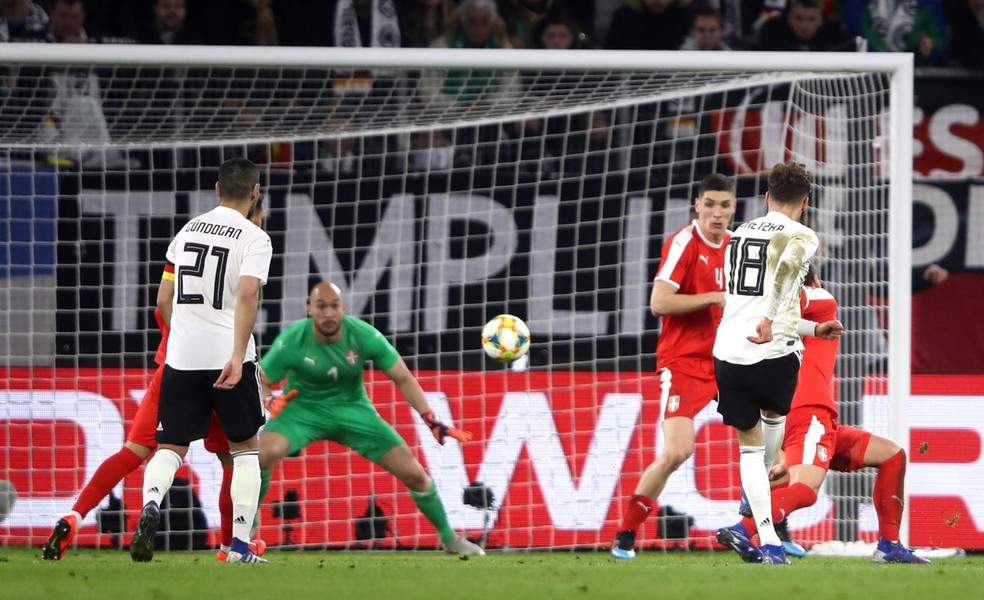 Goretzka chuta para fazer o gol de empate da Alemanha contra a SÃ©rvia â€” Foto: DivulgaÃ§Ã£o/DFB