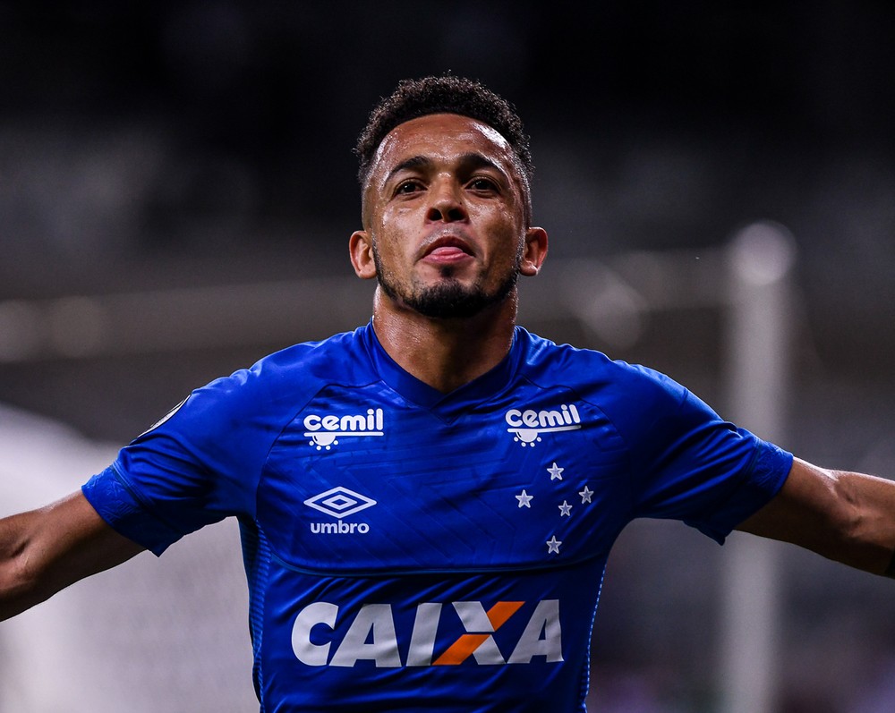 Rafinha quebra jejum de 2 meses sem gols e cobranças em casa, mas perde artilharia