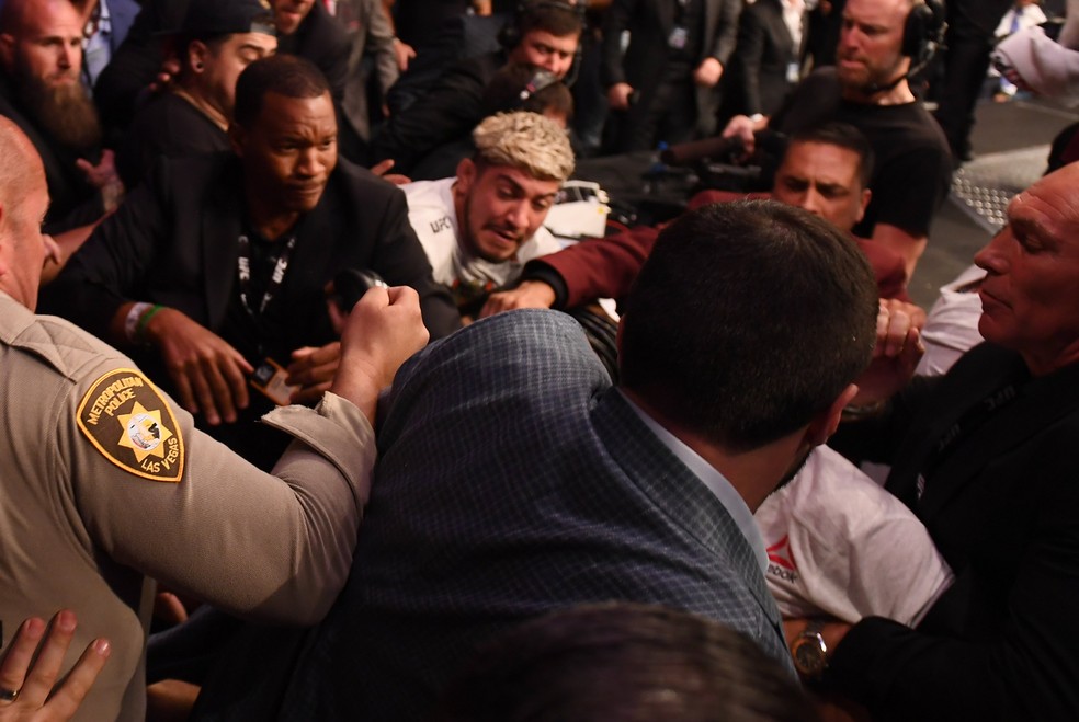 Khabib desafia Conor McGregor para confronto no UFC 230 - Lutas - Fera